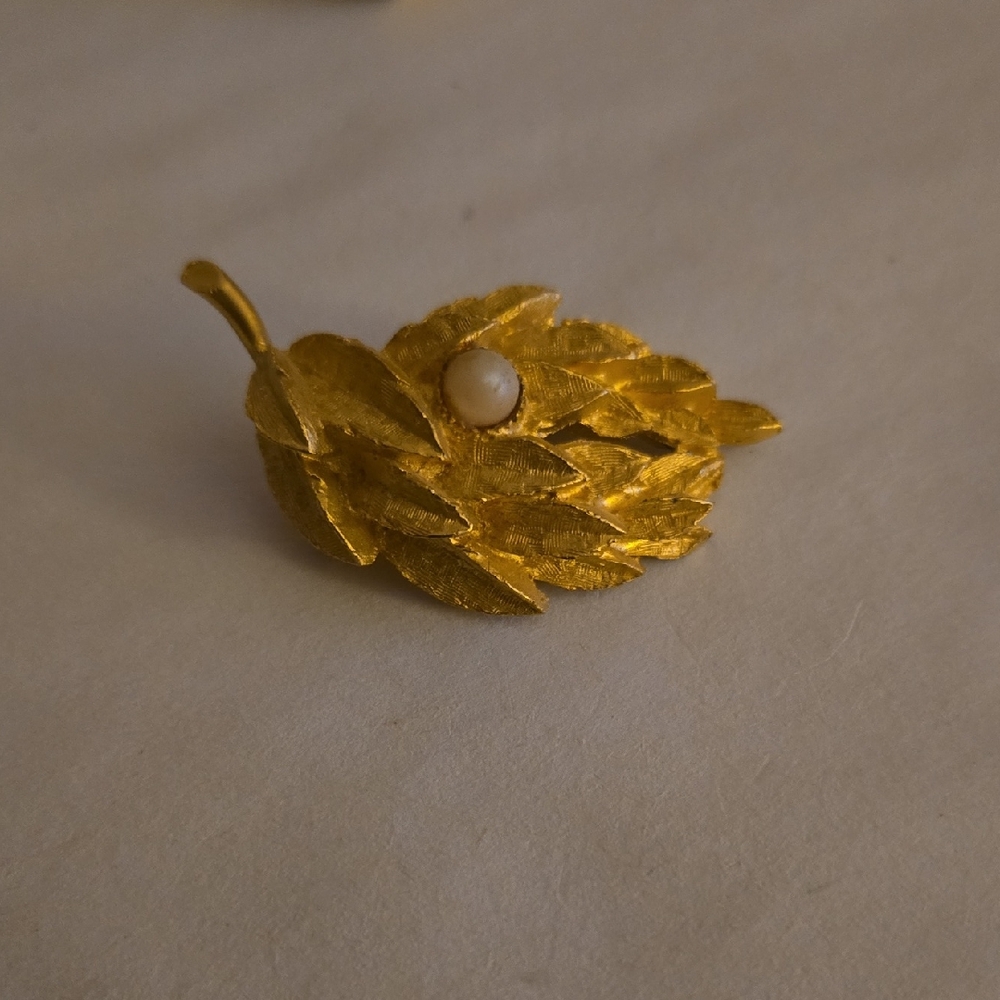 Elegant Gold Leaf Brooch with Pearl Accent.